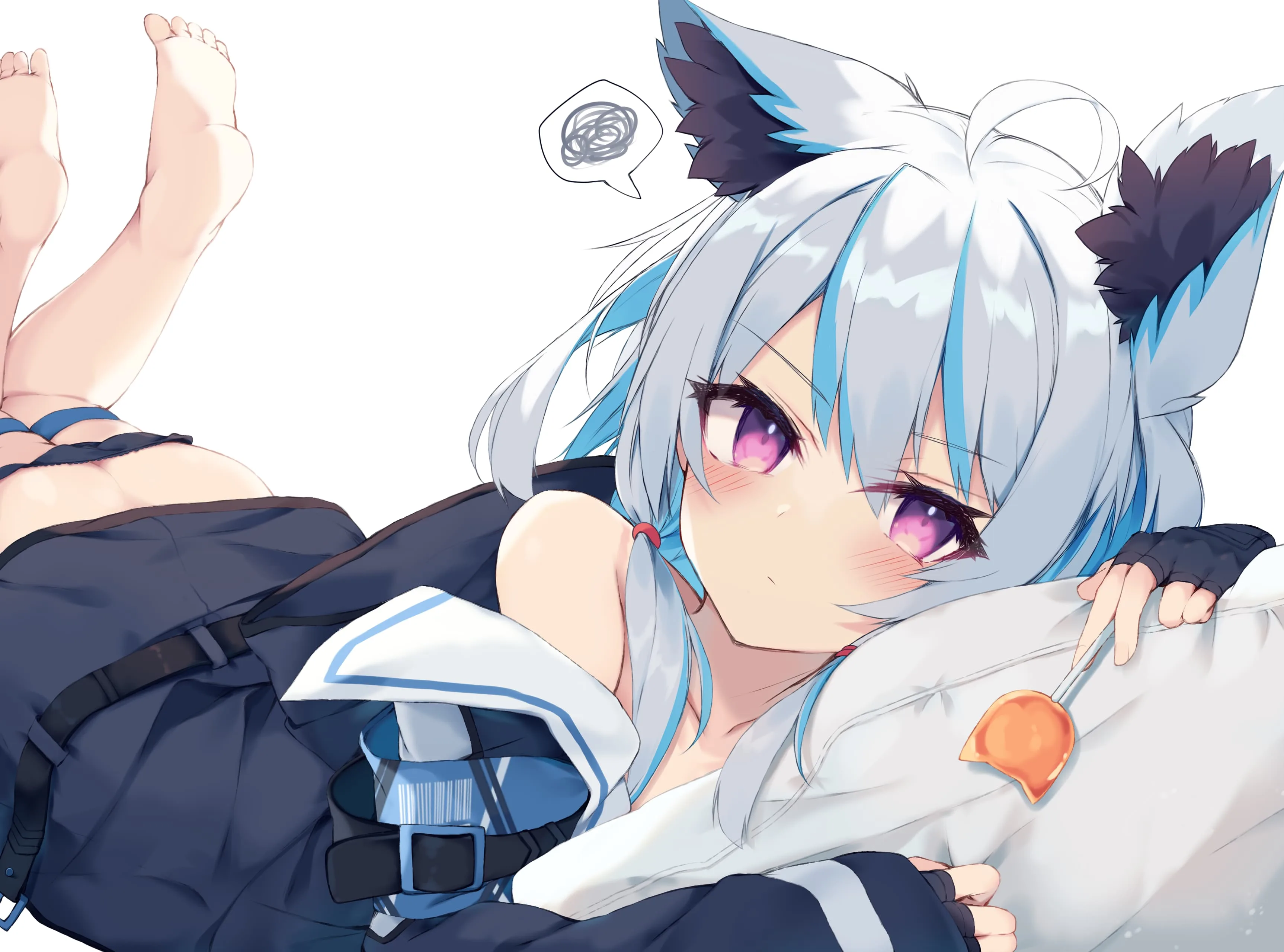 白发猫耳少女趴在枕头上